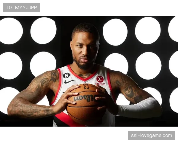 开拓者拍摄全家福，克林根站C位杨瀚森身旁，利拉德站角落